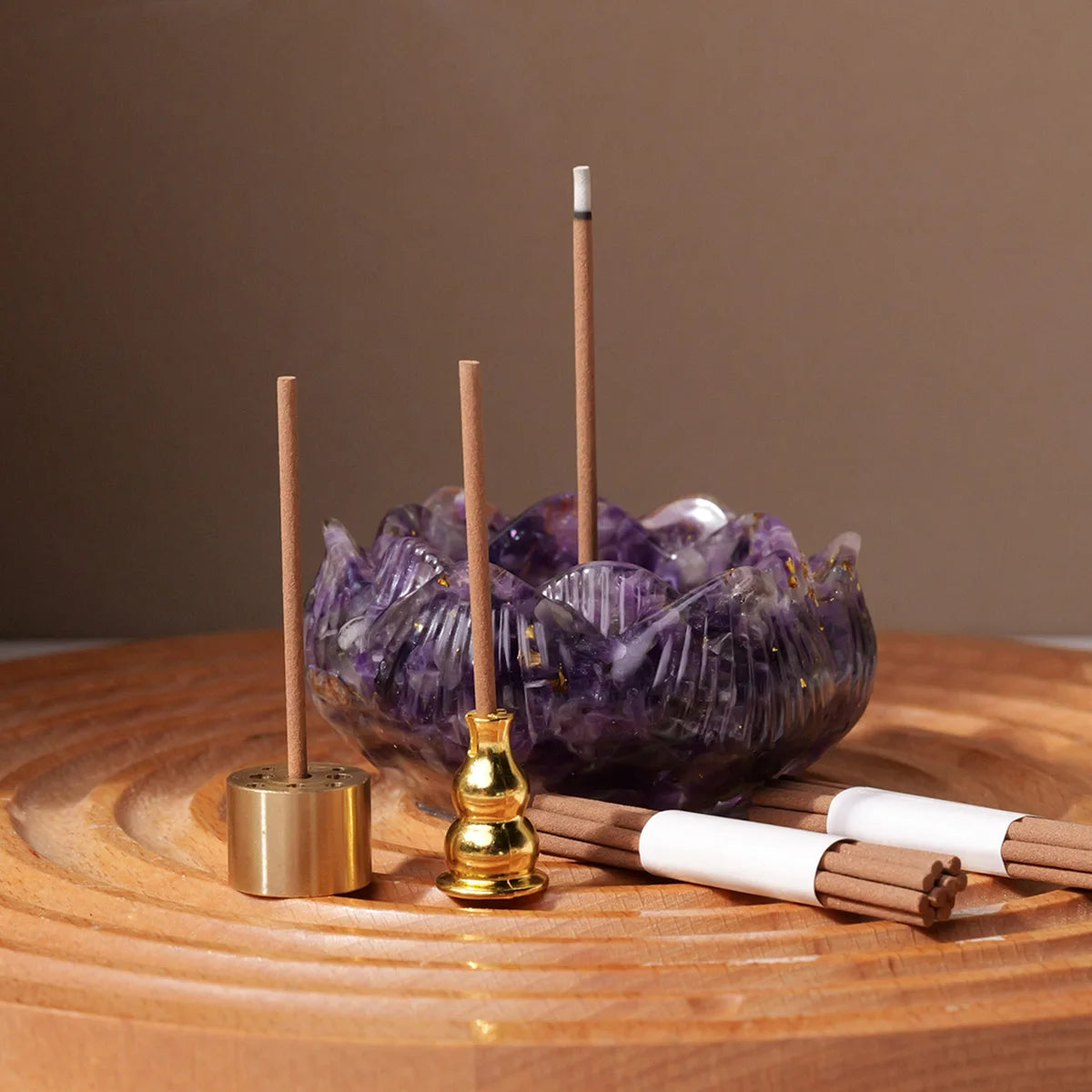 Mise en scène poétique d’un coffret bien-être avec cristaux naturels, idéal pour méditation et relaxation.