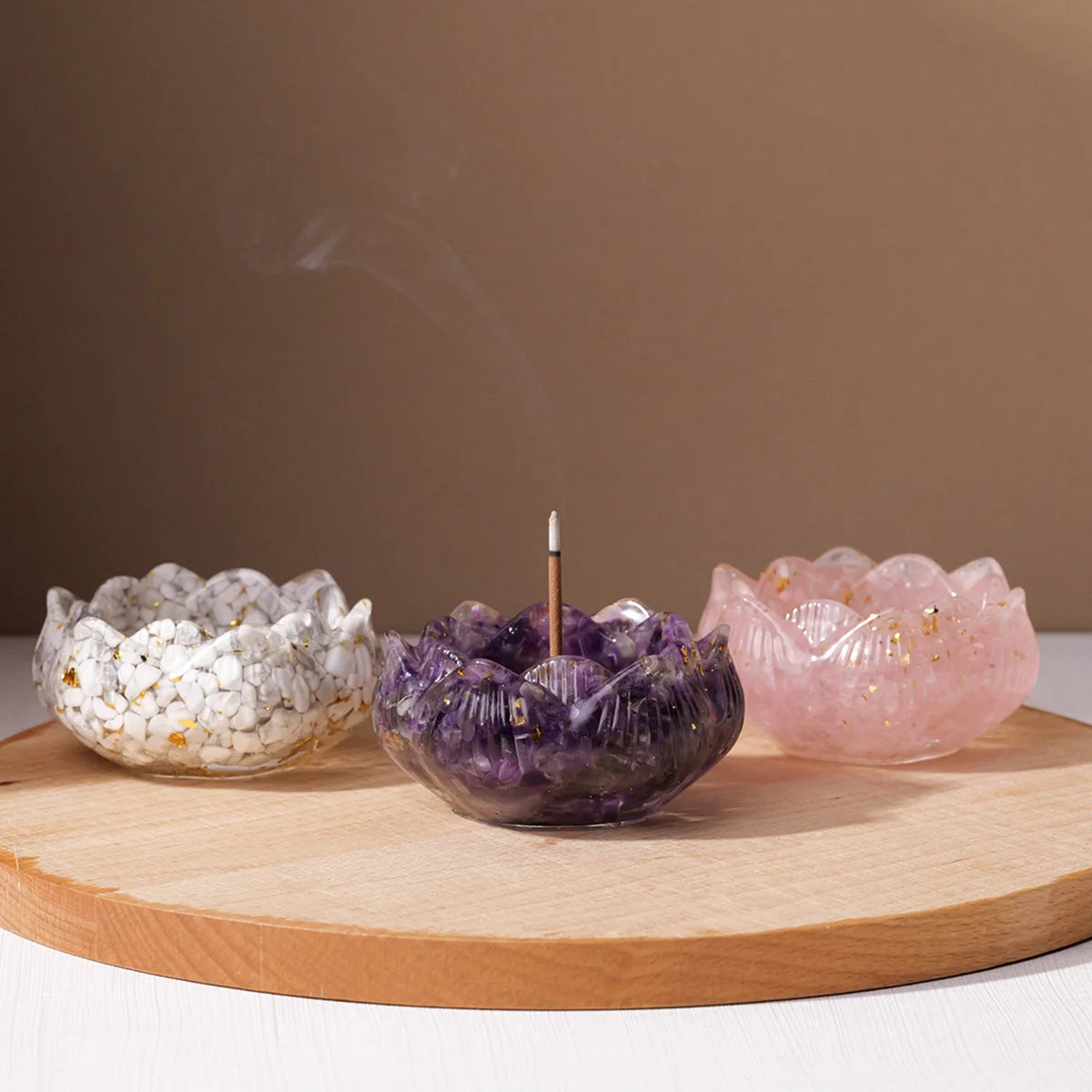Vue détaillée du coffret spirituel : bougie en résine, base en pierre Reiki et cristaux pour la diffusion d’huiles essentielles.